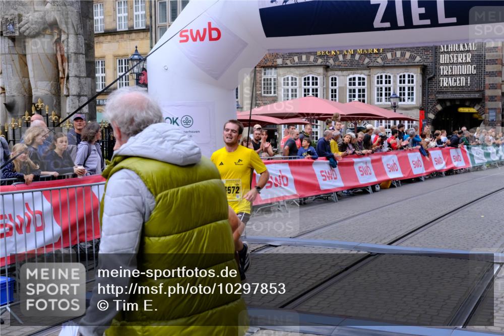 13.09.2026 - 21. swb-Marathon Bremen Tim E. http://msf.ph/oto/10297853 13.09.2026 10:31:21 Ziel 13554, 13572, 13602, 13630 meine-sportfotos.de