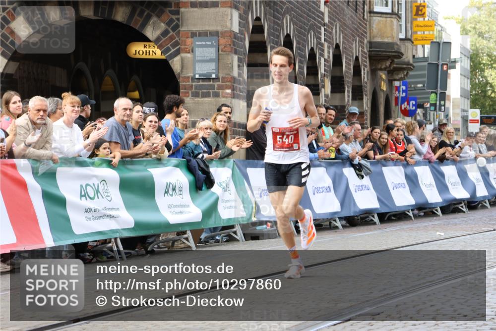 13.09.2026 - 21. swb-Marathon Bremen Strokosch-Dieckow http://msf.ph/oto/10297860 13.09.2026 12:32:49 Ziel 540, 822 meine-sportfotos.de