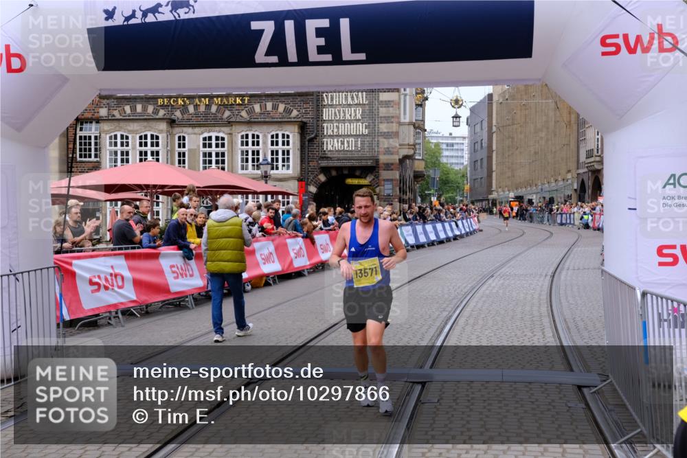 13.09.2026 - 21. swb-Marathon Bremen Tim E. http://msf.ph/oto/10297866 13.09.2026 10:31:37 Ziel 13571 meine-sportfotos.de