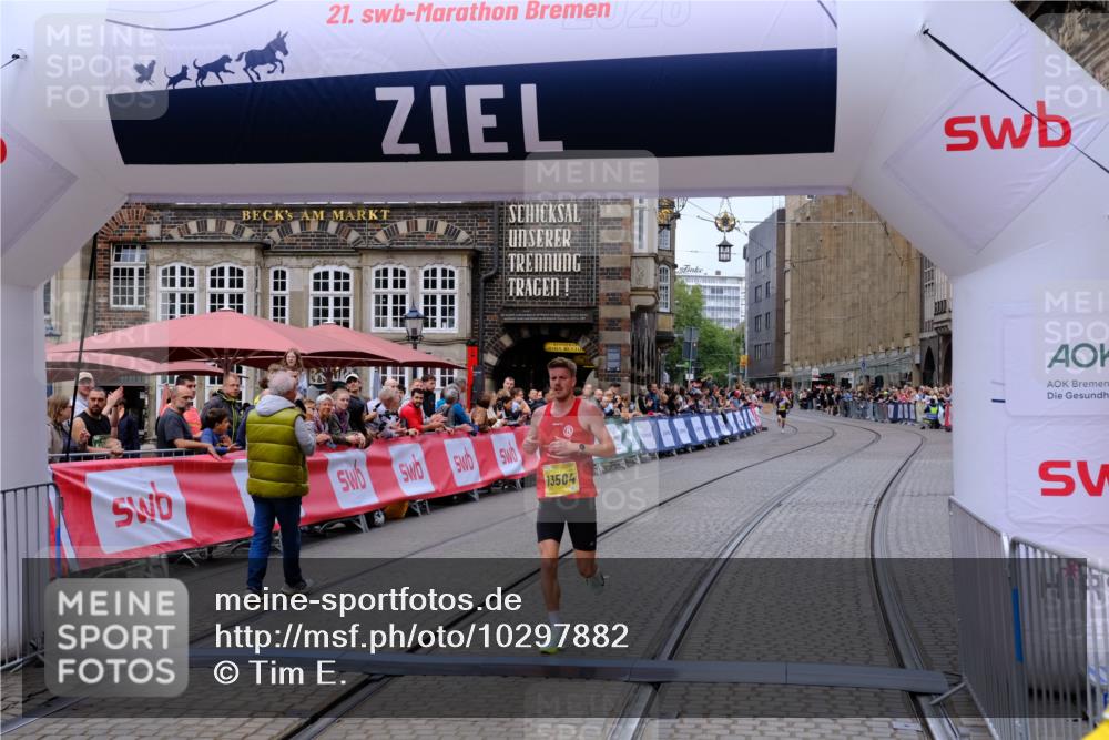 13.09.2026 - 21. swb-Marathon Bremen Tim E. http://msf.ph/oto/10297882 13.09.2026 10:31:50 Ziel 13504 meine-sportfotos.de