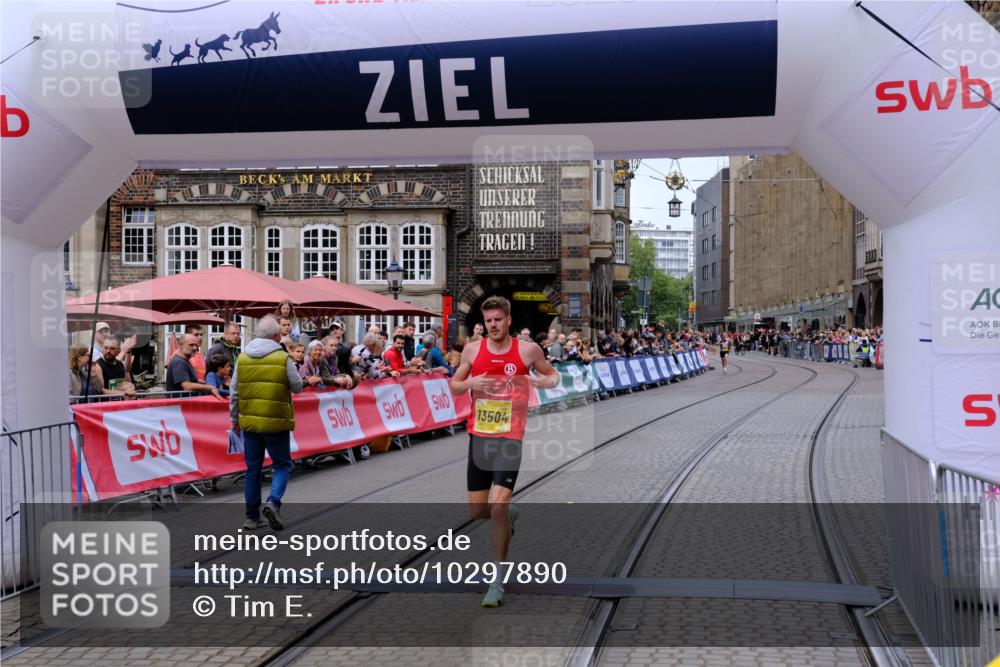 13.09.2026 - 21. swb-Marathon Bremen Tim E. http://msf.ph/oto/10297890 13.09.2026 10:31:50 Ziel 13504 meine-sportfotos.de