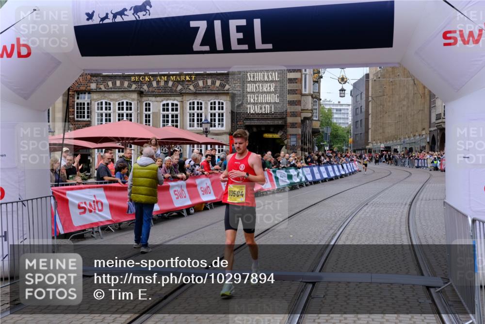 13.09.2026 - 21. swb-Marathon Bremen Tim E. http://msf.ph/oto/10297894 13.09.2026 10:31:50 Ziel 13504 meine-sportfotos.de