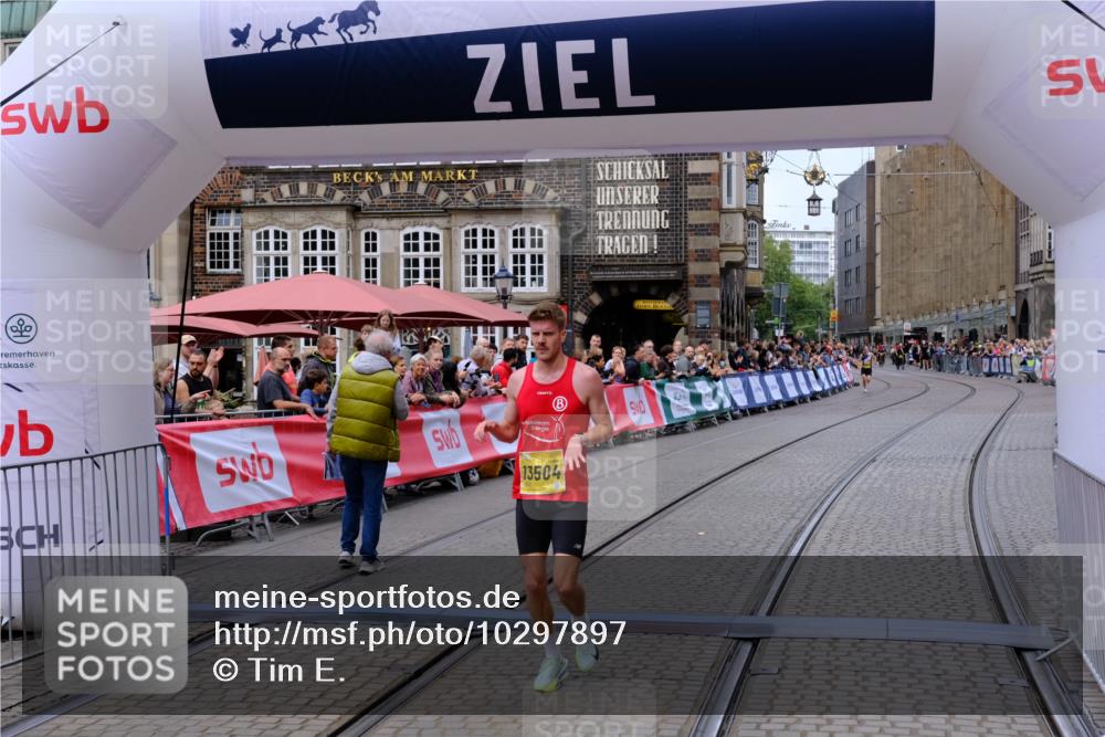 13.09.2026 - 21. swb-Marathon Bremen Tim E. http://msf.ph/oto/10297897 13.09.2026 10:31:51 Ziel 13504, 13643 meine-sportfotos.de