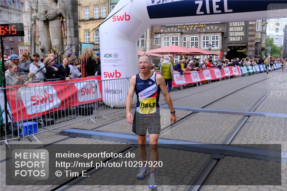 13.09.2026 - 21. swb-Marathon Bremen Tim E. http://msf.ph/oto/10297920 13.09.2026 10:32:03 Ziel 12457, 13533, 13536, 13573, 13618, 13643 meine-sportfotos.de