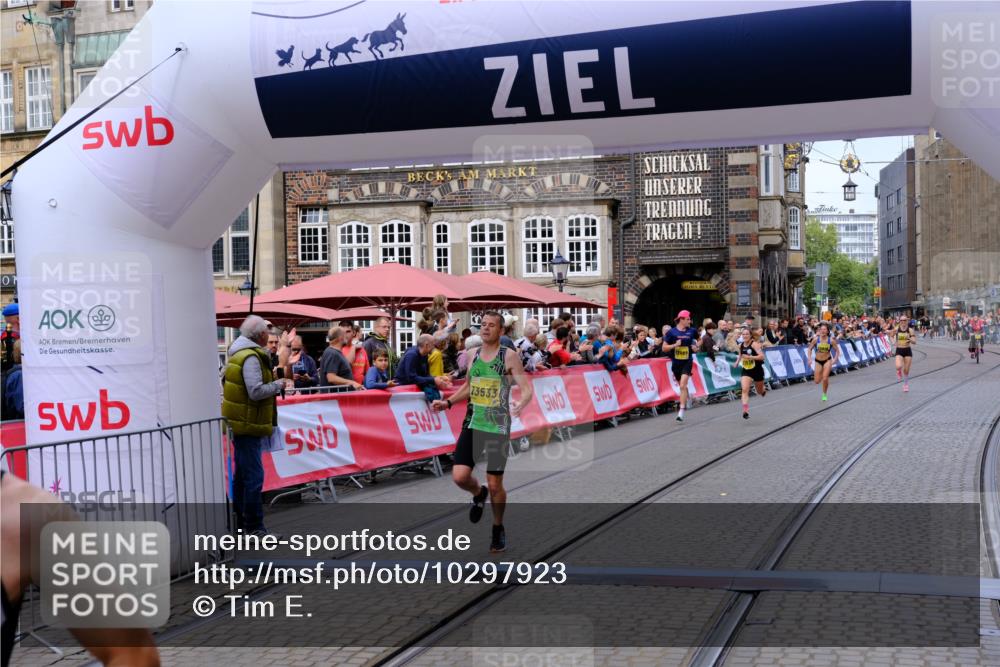 13.09.2026 - 21. swb-Marathon Bremen Tim E. http://msf.ph/oto/10297923 13.09.2026 10:32:06 Ziel 12457, 13533, 13536, 13573, 13618, 13643 meine-sportfotos.de
