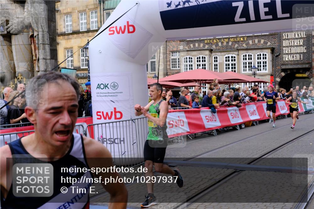 13.09.2026 - 21. swb-Marathon Bremen Tim E. http://msf.ph/oto/10297937 13.09.2026 10:32:07 Ziel 12457, 13533, 13536, 13573, 13618, 13643 meine-sportfotos.de