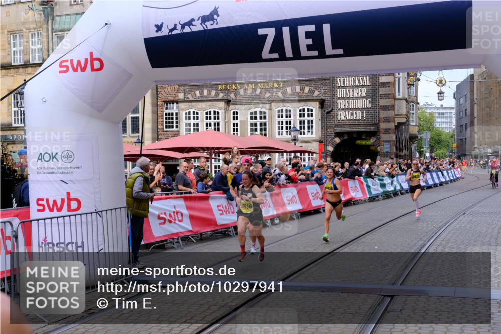 13.09.2026 - 21. swb-Marathon Bremen Tim E. http://msf.ph/oto/10297941 13.09.2026 10:32:09 Ziel 12457, 13533, 13536, 13573, 13618, 13643 meine-sportfotos.de