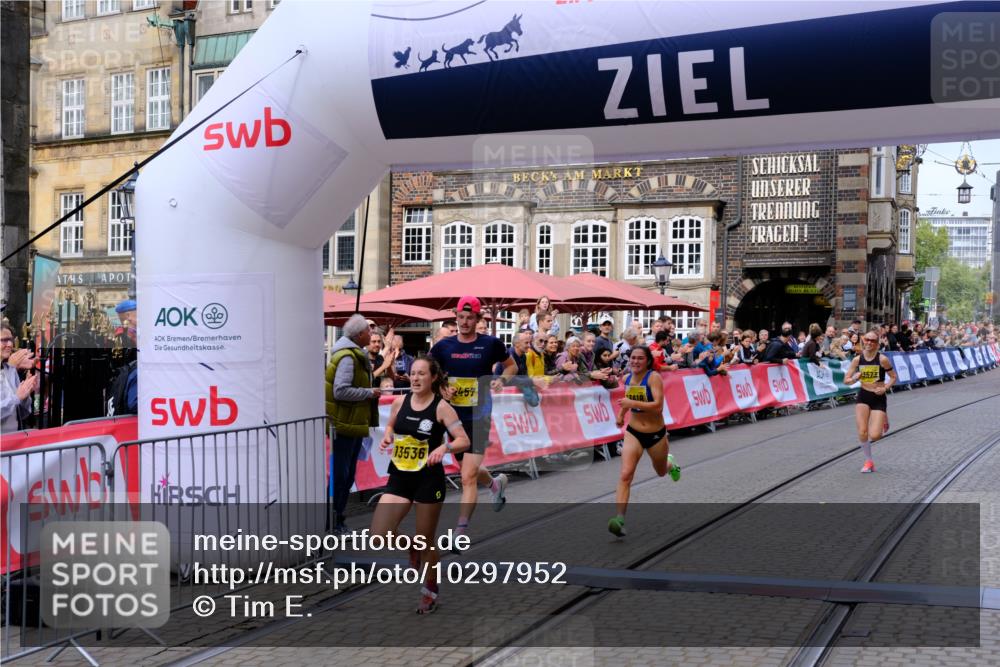 13.09.2026 - 21. swb-Marathon Bremen Tim E. http://msf.ph/oto/10297952 13.09.2026 10:32:09 Ziel 12457, 13533, 13536, 13573, 13618, 13643 meine-sportfotos.de