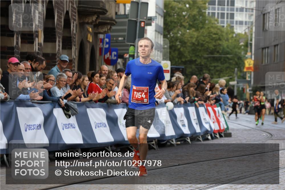 13.09.2026 - 21. swb-Marathon Bremen Strokosch-Dieckow http://msf.ph/oto/10297978 13.09.2026 12:34:48 Ziel 917, 1154, 1997 meine-sportfotos.de