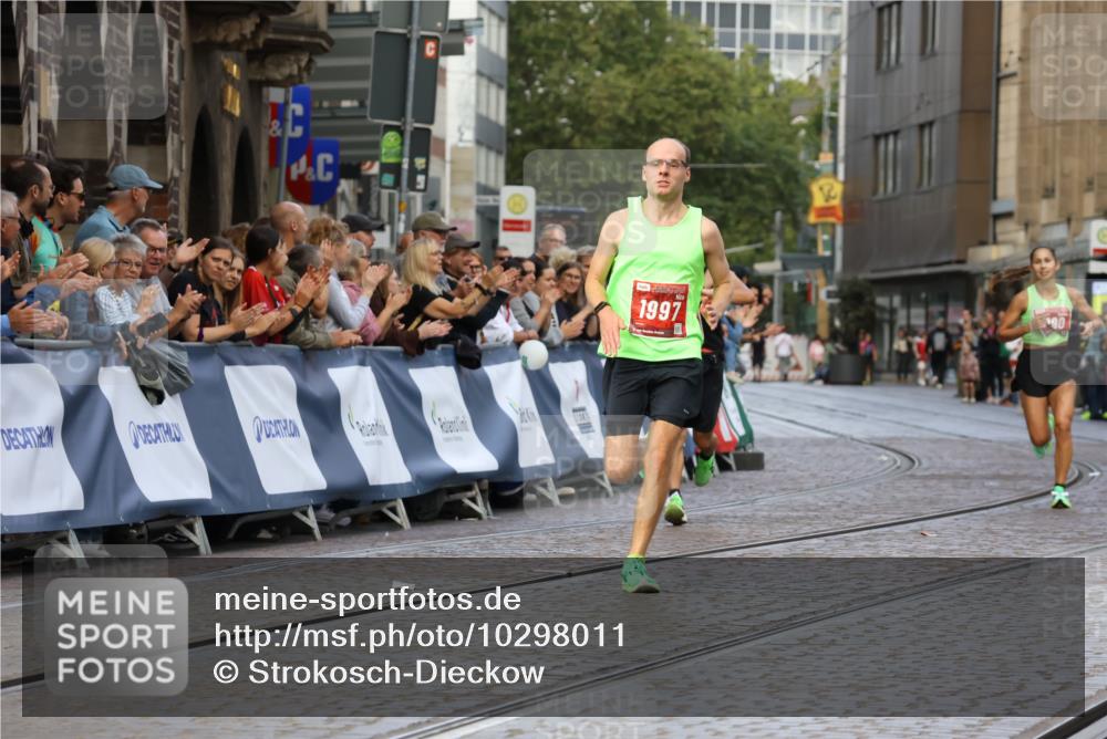 13.09.2026 - 21. swb-Marathon Bremen Strokosch-Dieckow http://msf.ph/oto/10298011 13.09.2026 12:34:58 Ziel 917, 1190, 1997, 1028 meine-sportfotos.de