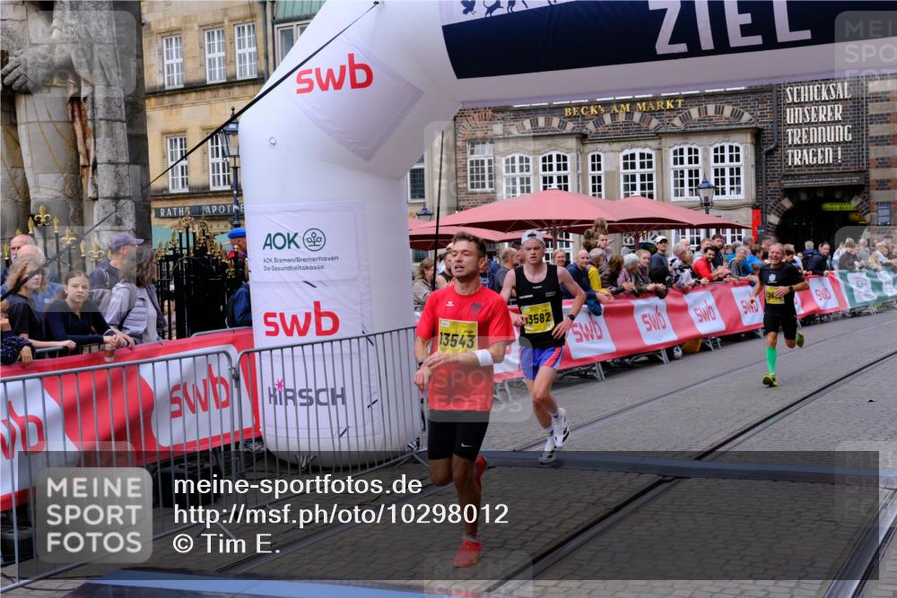 13.09.2026 - 21. swb-Marathon Bremen Tim E. http://msf.ph/oto/10298012 13.09.2026 10:32:23 Ziel 13543, 13582, 13632 meine-sportfotos.de