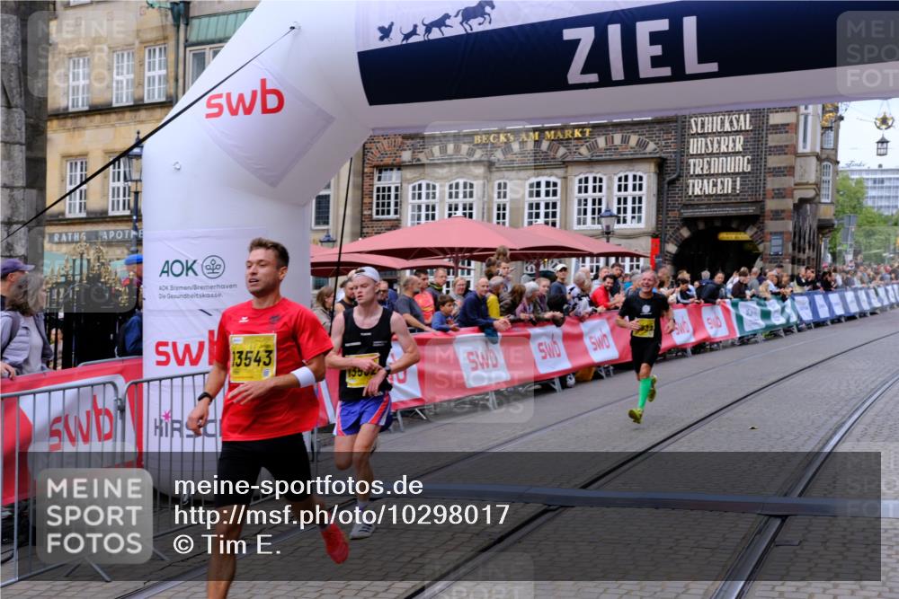 13.09.2026 - 21. swb-Marathon Bremen Tim E. http://msf.ph/oto/10298017 13.09.2026 10:32:24 Ziel 13543, 13582, 13632 meine-sportfotos.de