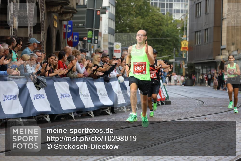 13.09.2026 - 21. swb-Marathon Bremen Strokosch-Dieckow http://msf.ph/oto/10298019 13.09.2026 12:34:58 Ziel 917, 1190, 1997, 1028 meine-sportfotos.de