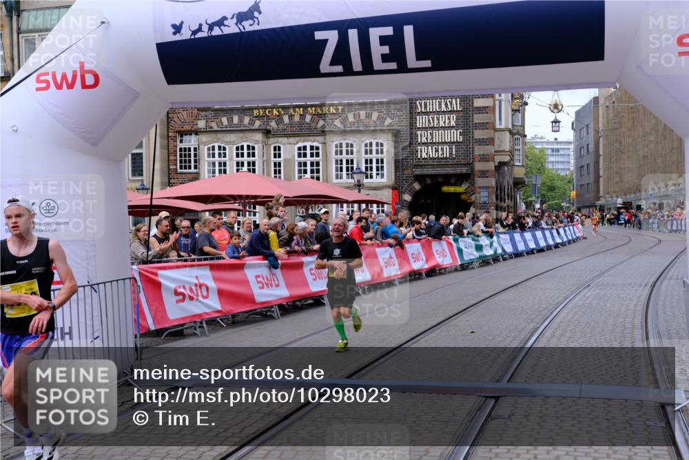 13.09.2026 - 21. swb-Marathon Bremen Tim E. http://msf.ph/oto/10298023 13.09.2026 10:32:24 Ziel 13543, 13582, 13632 meine-sportfotos.de