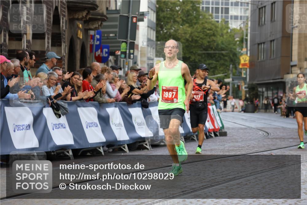 13.09.2026 - 21. swb-Marathon Bremen Strokosch-Dieckow http://msf.ph/oto/10298029 13.09.2026 12:34:59 Ziel 917, 1190, 1997, 1028 meine-sportfotos.de