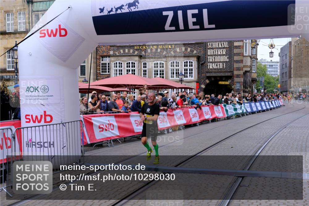 13.09.2026 - 21. swb-Marathon Bremen Tim E. http://msf.ph/oto/10298030 13.09.2026 10:32:25 Ziel 13543, 13582, 13632 meine-sportfotos.de