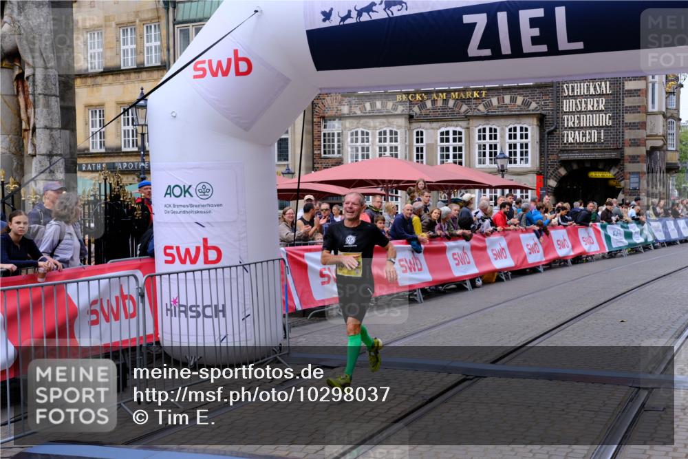 13.09.2026 - 21. swb-Marathon Bremen Tim E. http://msf.ph/oto/10298037 13.09.2026 10:32:25 Ziel 13543, 13582, 13632 meine-sportfotos.de