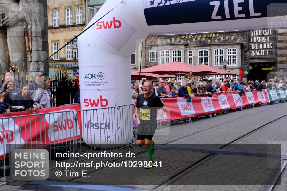 13.09.2026 - 21. swb-Marathon Bremen Tim E. http://msf.ph/oto/10298041 13.09.2026 10:32:25 Ziel 13543, 13582, 13632 meine-sportfotos.de