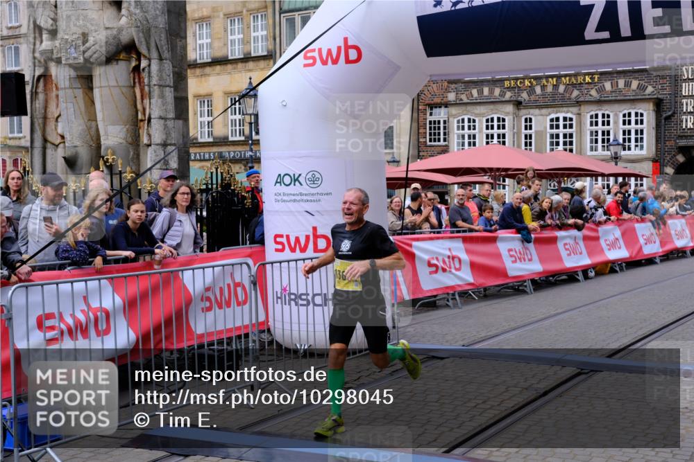 13.09.2026 - 21. swb-Marathon Bremen Tim E. http://msf.ph/oto/10298045 13.09.2026 10:32:25 Ziel 13543, 13582, 13632 meine-sportfotos.de