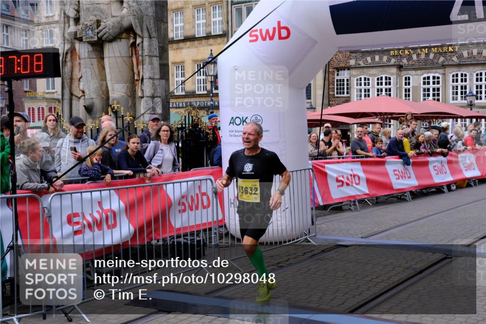 13.09.2026 - 21. swb-Marathon Bremen Tim E. http://msf.ph/oto/10298048 13.09.2026 10:32:26 Ziel 13543, 13582, 13632 meine-sportfotos.de