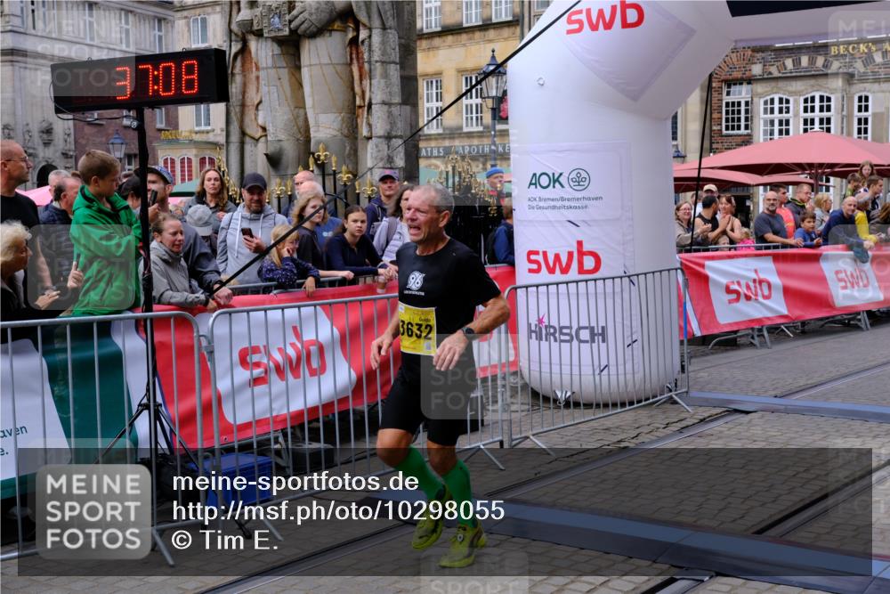 13.09.2026 - 21. swb-Marathon Bremen Tim E. http://msf.ph/oto/10298055 13.09.2026 10:32:26 Ziel 13543, 13582, 13632 meine-sportfotos.de