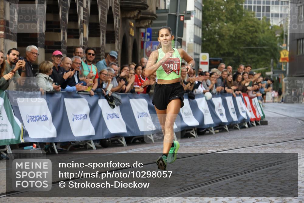 13.09.2026 - 21. swb-Marathon Bremen Strokosch-Dieckow http://msf.ph/oto/10298057 13.09.2026 12:35:04 Ziel 917, 1190, 1997, 1028 meine-sportfotos.de