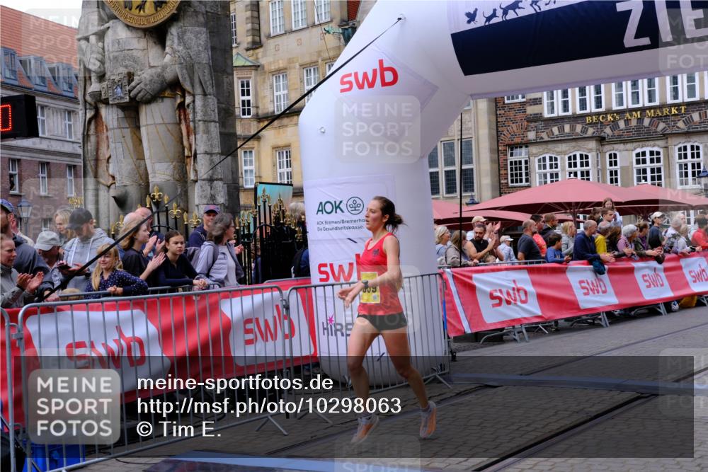 13.09.2026 - 21. swb-Marathon Bremen Tim E. http://msf.ph/oto/10298063 13.09.2026 10:32:38 Ziel 13524, 13564, 13638, 13639 meine-sportfotos.de