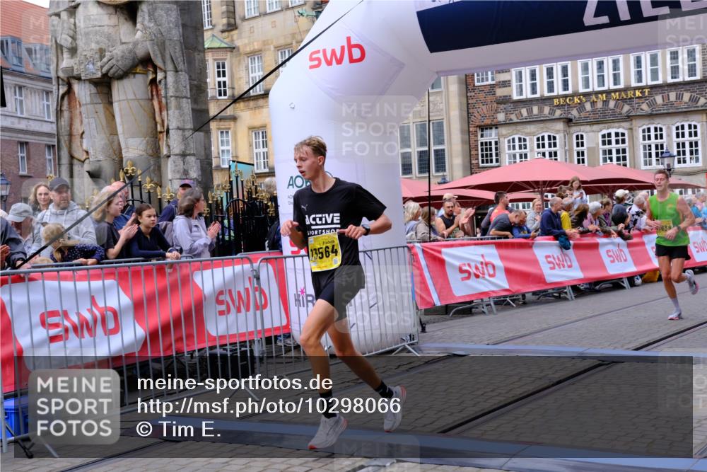 13.09.2026 - 21. swb-Marathon Bremen Tim E. http://msf.ph/oto/10298066 13.09.2026 10:32:40 Ziel 13524, 13564, 13638, 13639 meine-sportfotos.de