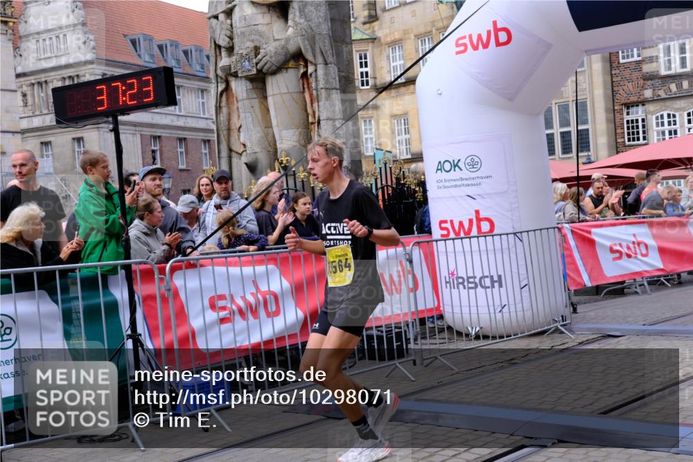 13.09.2026 - 21. swb-Marathon Bremen Tim E. http://msf.ph/oto/10298071 13.09.2026 10:32:41 Ziel 13524, 13564, 13638, 13639 meine-sportfotos.de