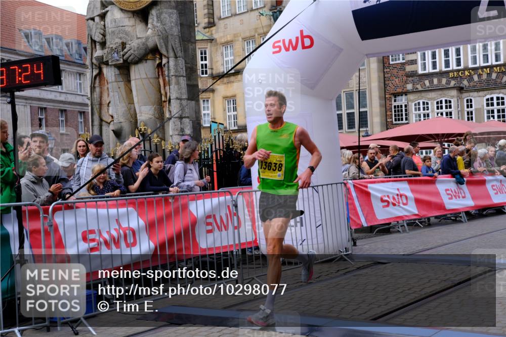 13.09.2026 - 21. swb-Marathon Bremen Tim E. http://msf.ph/oto/10298077 13.09.2026 10:32:42 Ziel 13524, 13564, 13638, 13639 meine-sportfotos.de