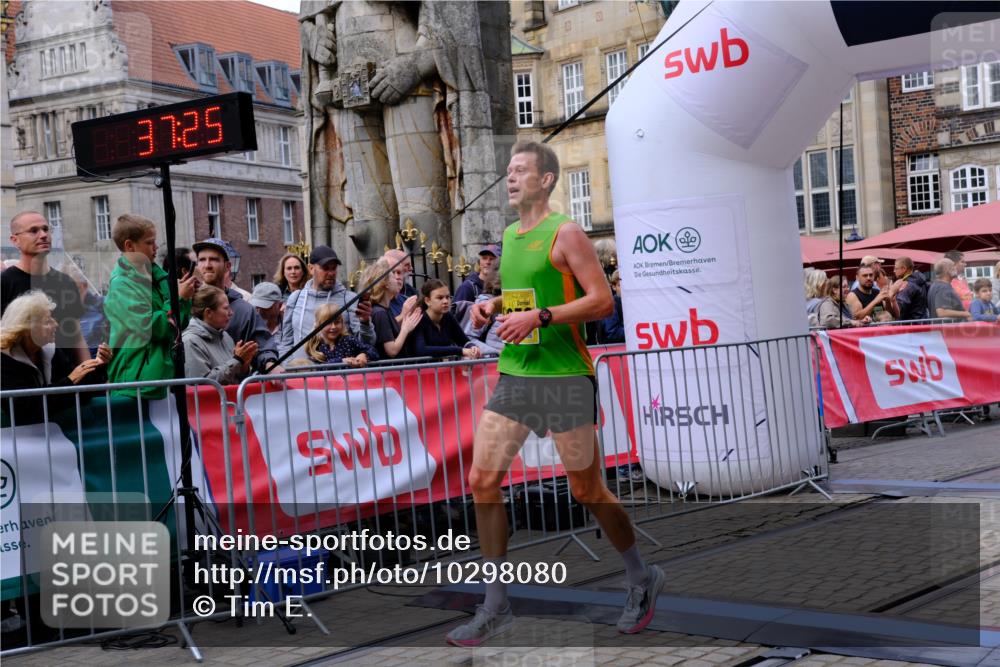 13.09.2026 - 21. swb-Marathon Bremen Tim E. http://msf.ph/oto/10298080 13.09.2026 10:32:42 Ziel 13524, 13564, 13638, 13639 meine-sportfotos.de