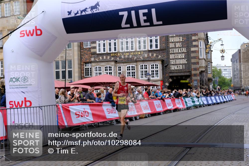 13.09.2026 - 21. swb-Marathon Bremen Tim E. http://msf.ph/oto/10298084 13.09.2026 10:32:46 Ziel 13524, 13564, 13638, 13639 meine-sportfotos.de