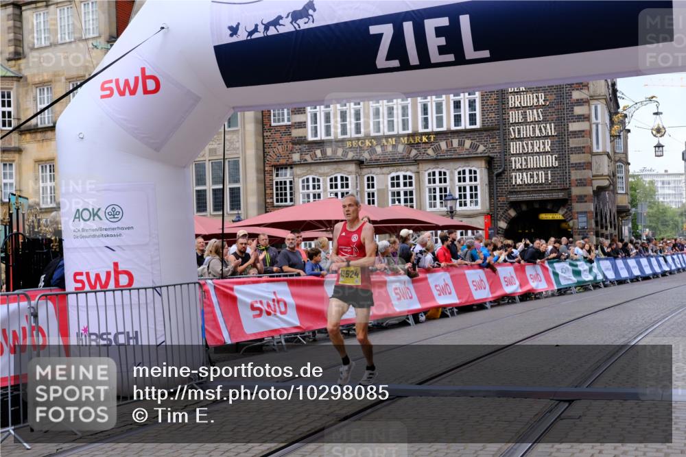 13.09.2026 - 21. swb-Marathon Bremen Tim E. http://msf.ph/oto/10298085 13.09.2026 10:32:46 Ziel 13524, 13564, 13638, 13639 meine-sportfotos.de