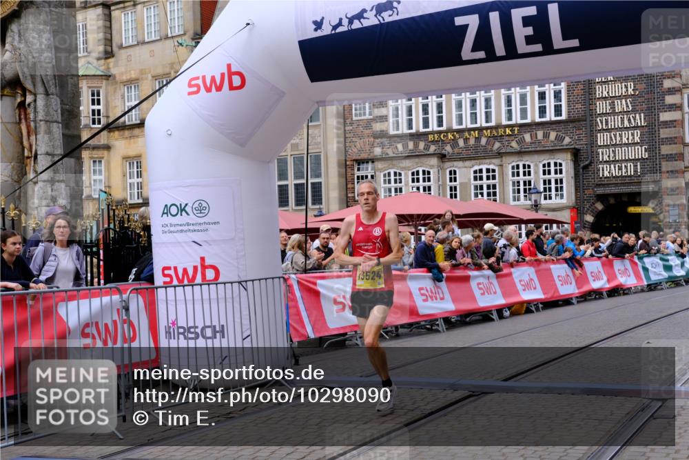 13.09.2026 - 21. swb-Marathon Bremen Tim E. http://msf.ph/oto/10298090 13.09.2026 10:32:47 Ziel 13524, 13564, 13638, 13639 meine-sportfotos.de