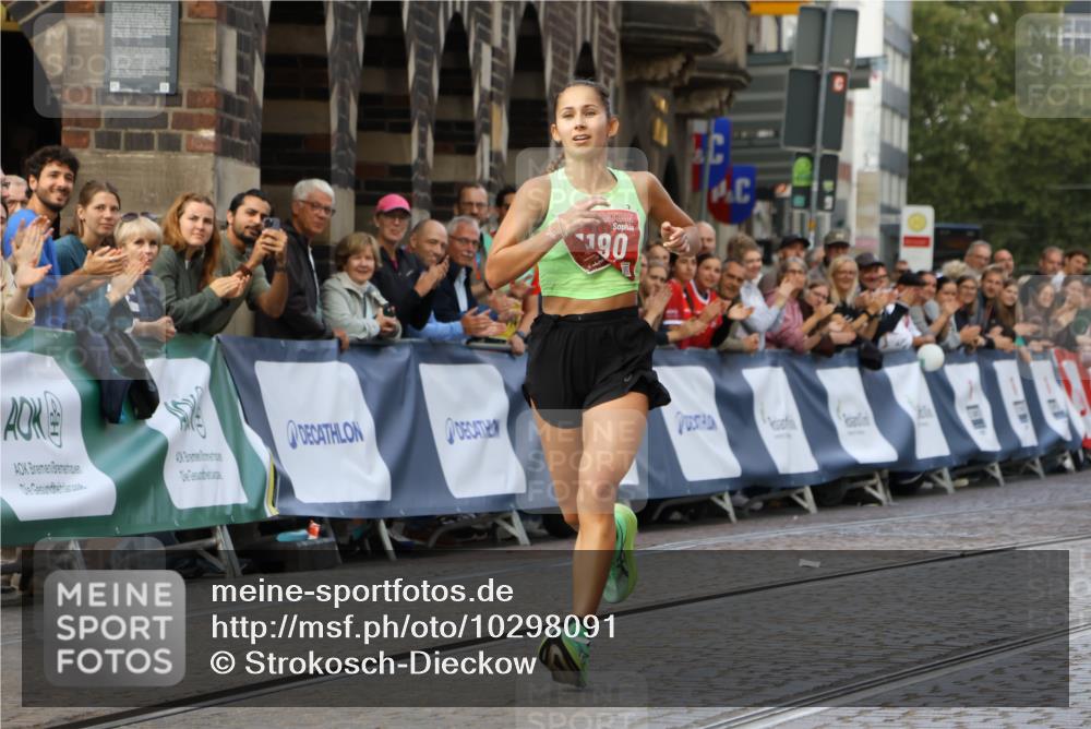 13.09.2026 - 21. swb-Marathon Bremen Strokosch-Dieckow http://msf.ph/oto/10298091 13.09.2026 12:35:04 Ziel 917, 1190, 1997, 1028 meine-sportfotos.de