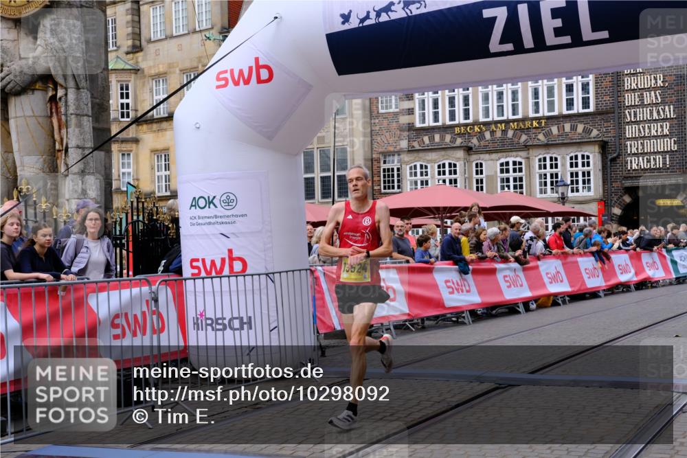 13.09.2026 - 21. swb-Marathon Bremen Tim E. http://msf.ph/oto/10298092 13.09.2026 10:32:47 Ziel 13524, 13564, 13638, 13639 meine-sportfotos.de