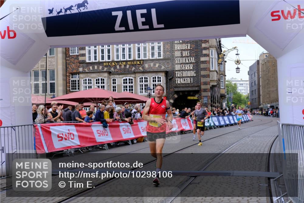 13.09.2026 - 21. swb-Marathon Bremen Tim E. http://msf.ph/oto/10298106 13.09.2026 10:33:04 Ziel 13550, 13581, 13599, 13622 meine-sportfotos.de