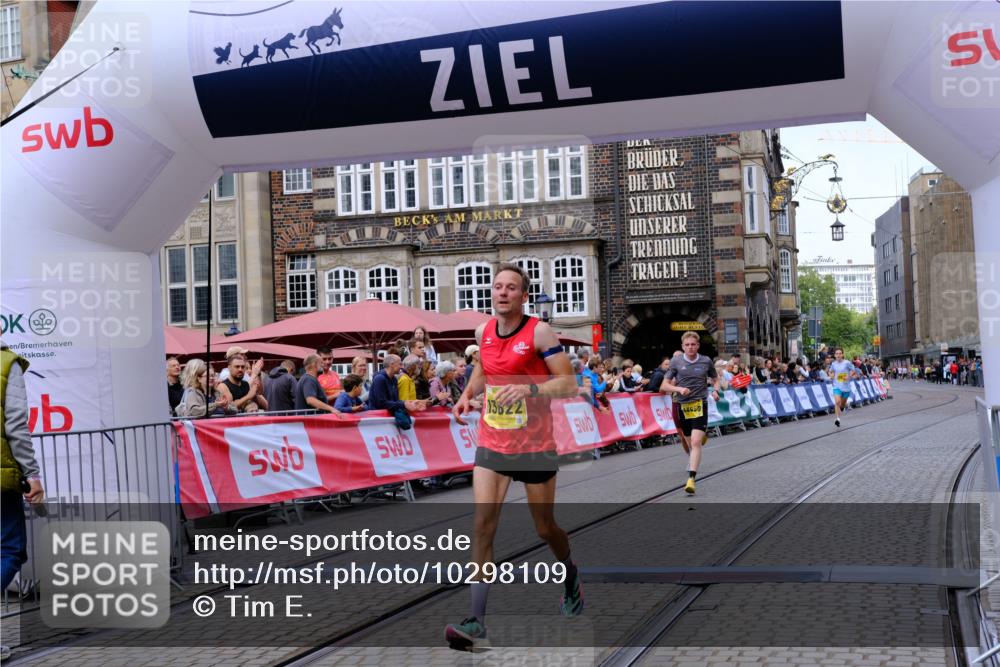 13.09.2026 - 21. swb-Marathon Bremen Tim E. http://msf.ph/oto/10298109 13.09.2026 10:33:04 Ziel 13550, 13581, 13599, 13622 meine-sportfotos.de