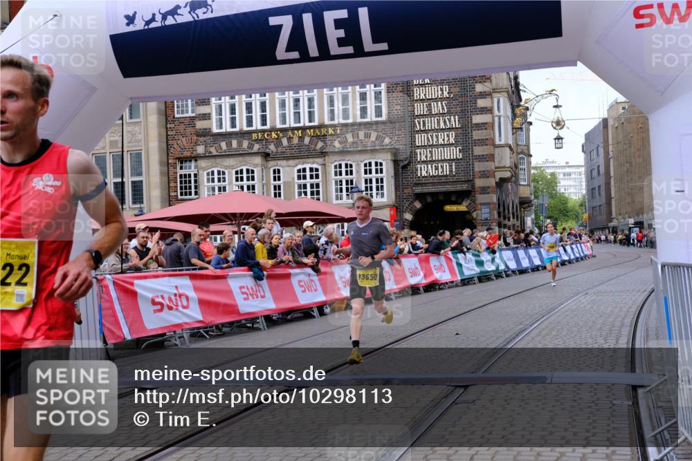 13.09.2026 - 21. swb-Marathon Bremen Tim E. http://msf.ph/oto/10298113 13.09.2026 10:33:05 Ziel 13550, 13581, 13599, 13622 meine-sportfotos.de