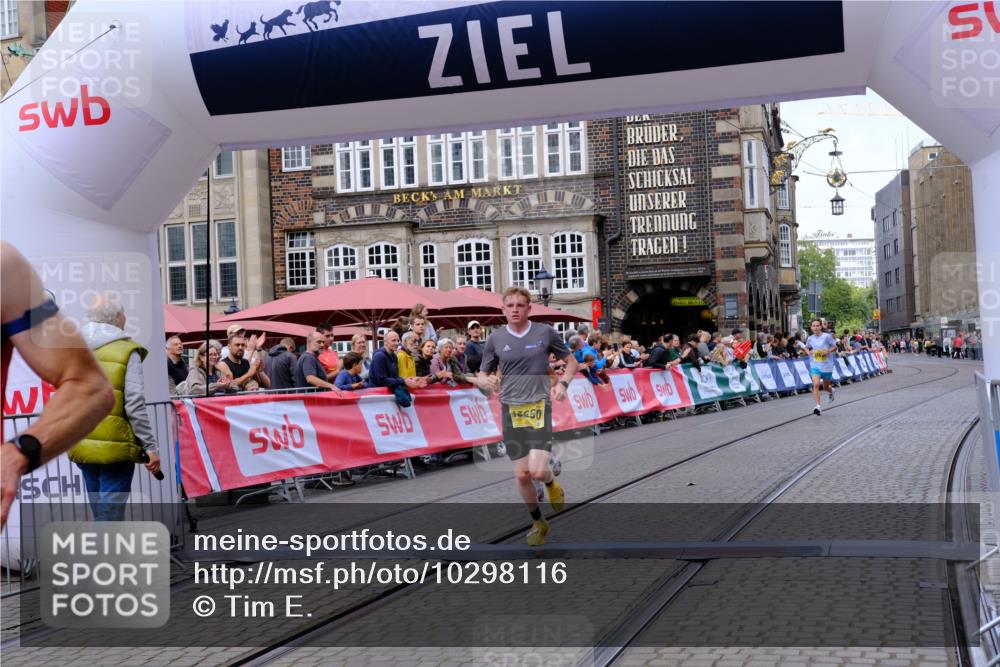 13.09.2026 - 21. swb-Marathon Bremen Tim E. http://msf.ph/oto/10298116 13.09.2026 10:33:05 Ziel 13550, 13581, 13599, 13622 meine-sportfotos.de