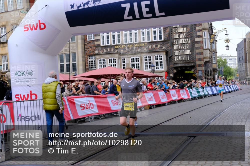 13.09.2026 - 21. swb-Marathon Bremen Tim E. http://msf.ph/oto/10298120 13.09.2026 10:33:06 Ziel 13550, 13581, 13599, 13622 meine-sportfotos.de