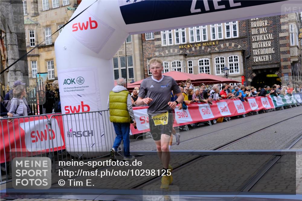 13.09.2026 - 21. swb-Marathon Bremen Tim E. http://msf.ph/oto/10298125 13.09.2026 10:33:06 Ziel 13550, 13581, 13599, 13622 meine-sportfotos.de