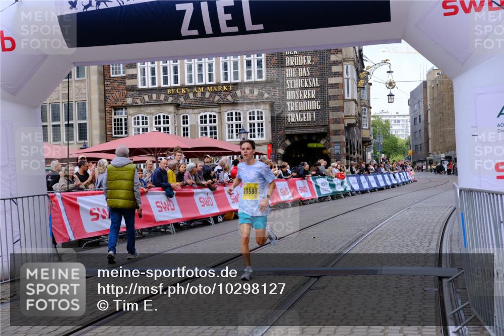 13.09.2026 - 21. swb-Marathon Bremen Tim E. http://msf.ph/oto/10298127 13.09.2026 10:33:09 Ziel 13550, 13581, 13599, 13622 meine-sportfotos.de