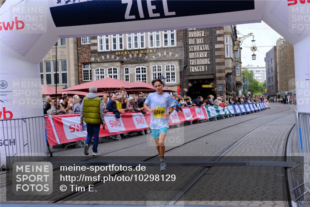 13.09.2026 - 21. swb-Marathon Bremen Tim E. http://msf.ph/oto/10298129 13.09.2026 10:33:09 Ziel 13550, 13581, 13599, 13622 meine-sportfotos.de