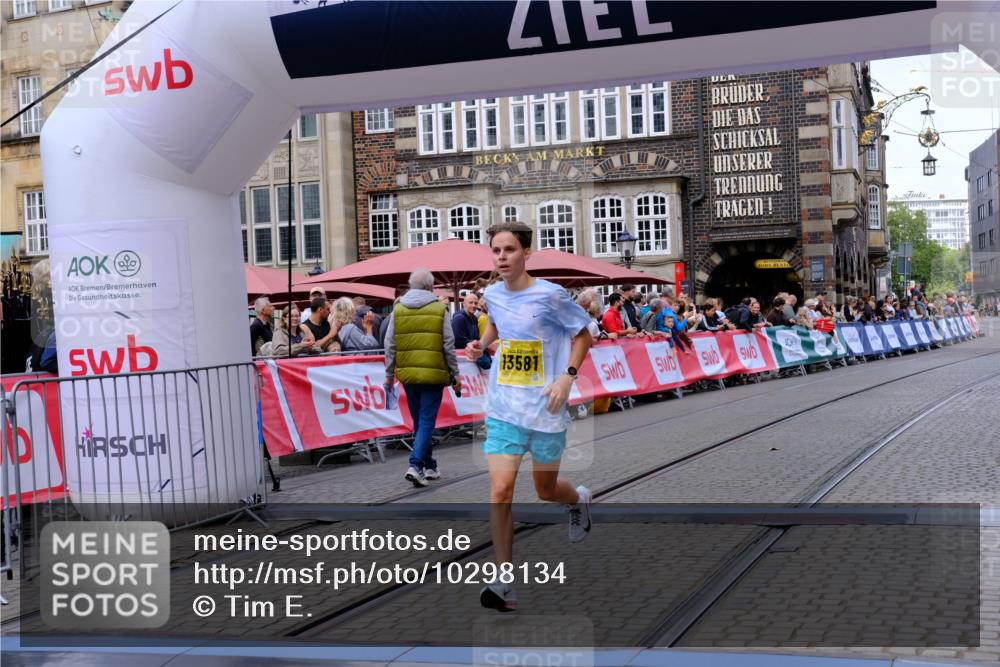 13.09.2026 - 21. swb-Marathon Bremen Tim E. http://msf.ph/oto/10298134 13.09.2026 10:33:09 Ziel 13550, 13581, 13599, 13622 meine-sportfotos.de