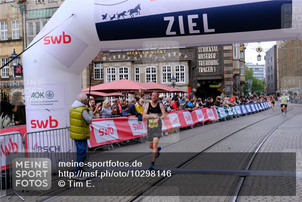 13.09.2026 - 21. swb-Marathon Bremen Tim E. http://msf.ph/oto/10298146 13.09.2026 10:33:43 Ziel 10366, 11059, 11652 meine-sportfotos.de
