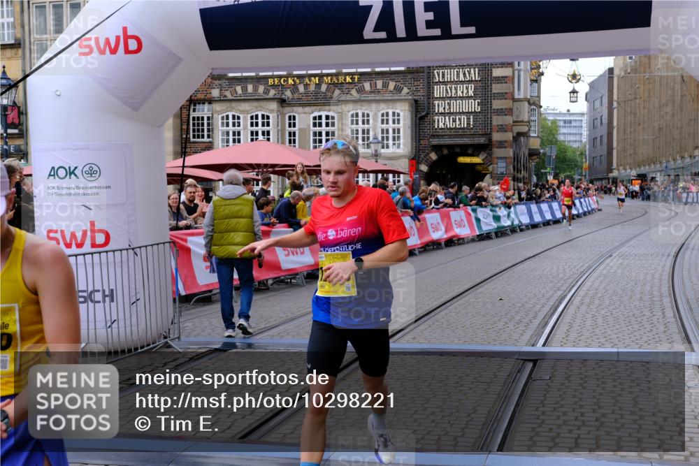 13.09.2026 - 21. swb-Marathon Bremen Tim E. http://msf.ph/oto/10298221 13.09.2026 10:33:59 Ziel 10366, 10475, 11059, 11481, 12459, 13530, 13541 meine-sportfotos.de