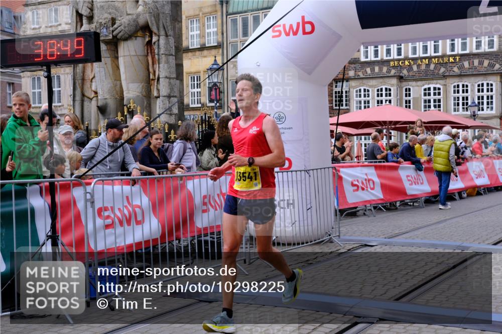 13.09.2026 - 21. swb-Marathon Bremen Tim E. http://msf.ph/oto/10298225 13.09.2026 10:34:06 Ziel 10797, 12459, 13530, 13541 meine-sportfotos.de