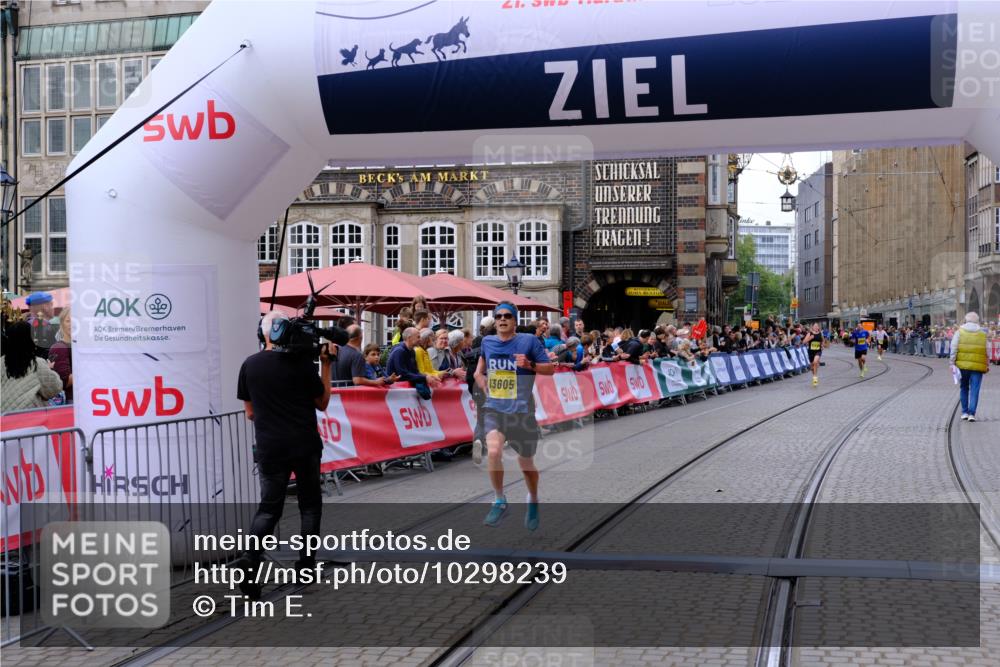 13.09.2026 - 21. swb-Marathon Bremen Tim E. http://msf.ph/oto/10298239 13.09.2026 10:34:27 Ziel 13605, 13610, 13633 meine-sportfotos.de