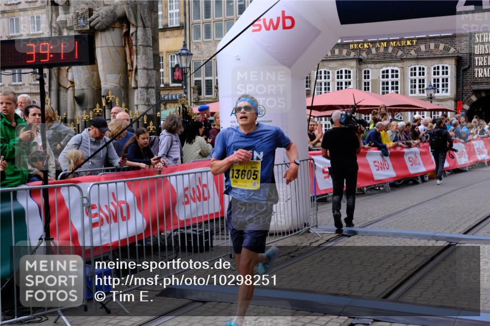 13.09.2026 - 21. swb-Marathon Bremen Tim E. http://msf.ph/oto/10298251 13.09.2026 10:34:28 Ziel 13605, 13610, 13633 meine-sportfotos.de